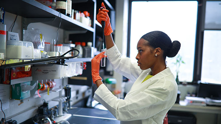 Image of Bianca Jones Marlin in the lab
