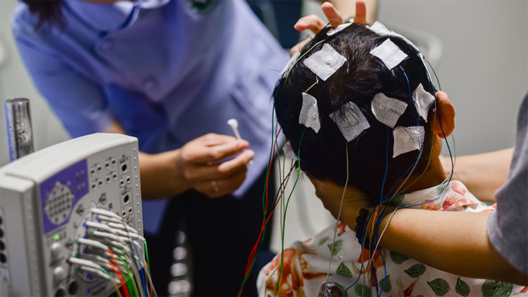 EEG electrode placement to patient